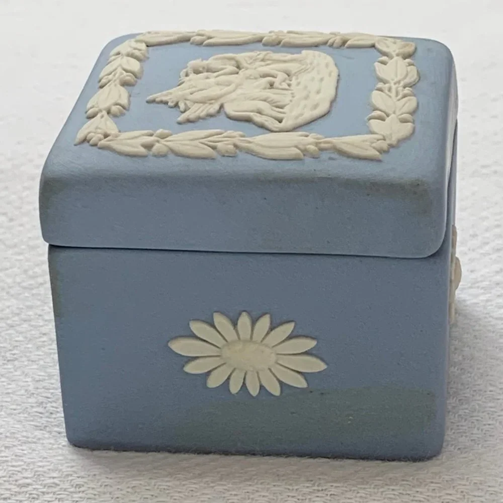 Vintage Wedgwood Pale Blue Jasperware Small Square Ring/Jewelry/Trinket Box - Picture 6 of 10
